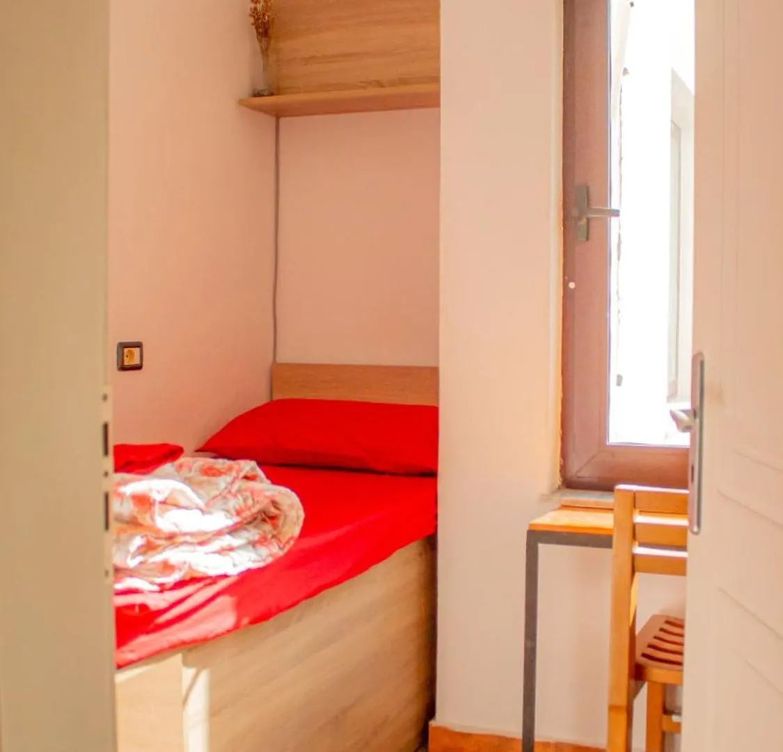 Hostal Albergue The Golden Rooster Tirana